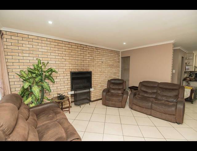 3 BEDROOM TOWNHOUSE FOR SALE IN BEVERLEY GROVE